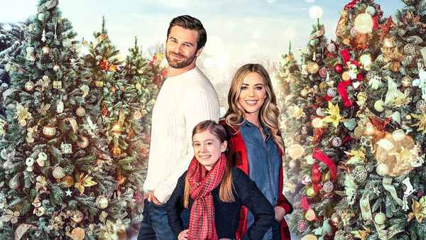 Love at the Christmas Contest Poster 2