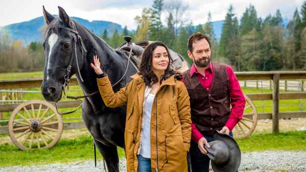 Love in Paradise Poster 2