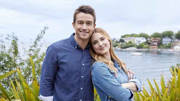 Love in Store Poster 1