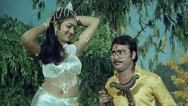 Munthanai Mudichu Poster 6