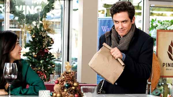 Must Love Christmas Poster 3