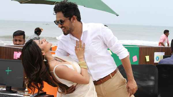 Naan Sirithal Poster 1