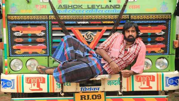 Nerungi Vaa Muthamidathe Poster 2