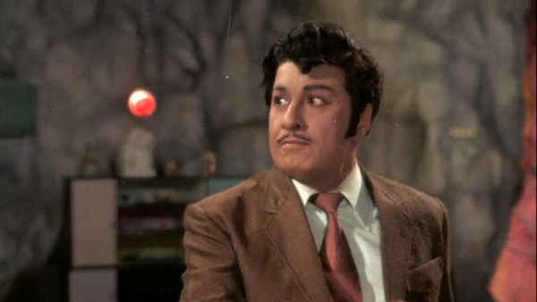 Ninaithadhai Mudippavan Poster 1