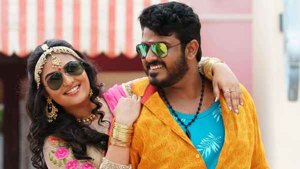 Oru Pazhaya Bomb Kadha Poster 1