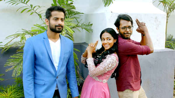 Paapam Cheyyathavar Kalleriyatte Poster 1