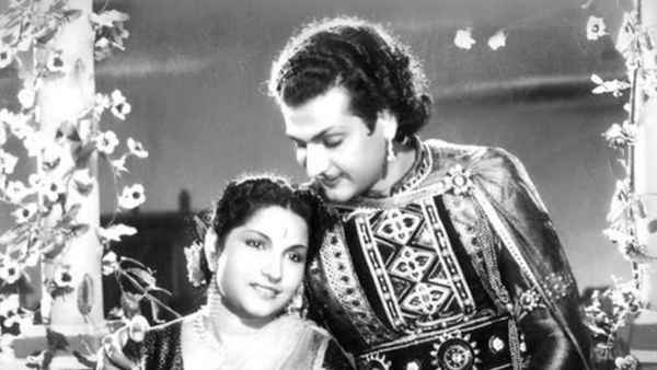 Pathala Bhairavi Poster 3