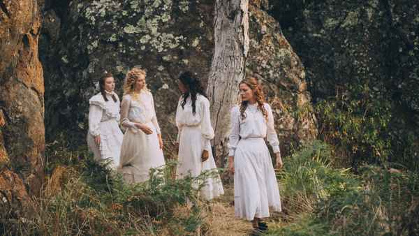 Picnic at Hanging Rock Poster 1