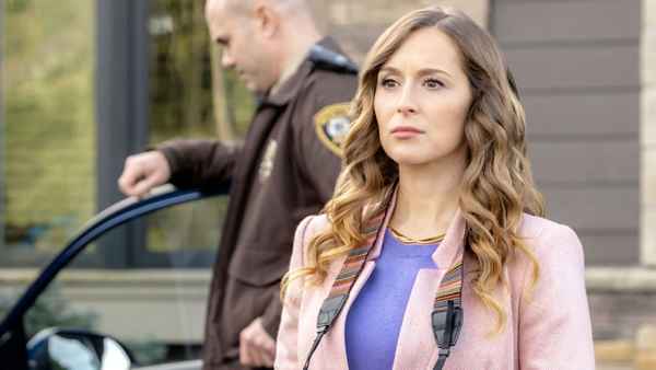 Picture Perfect Mysteries: Dead Over Diamonds Poster 4