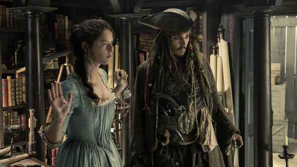 Pirates of the Caribbean: Dead Men Tell No Tales Poster 5