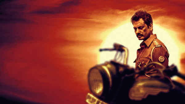 Raat Akeli Hai Poster 3