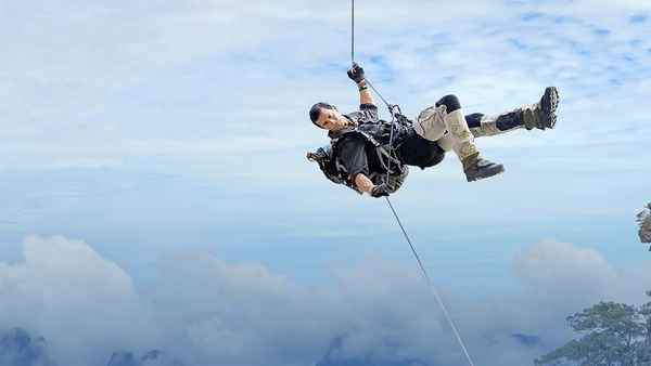 Running Wild with Bear Grylls Poster 7