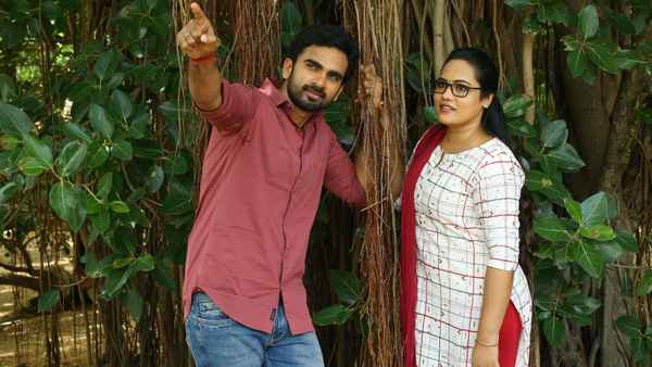 Sila Nerangalil Sila Manidhargal Poster 4