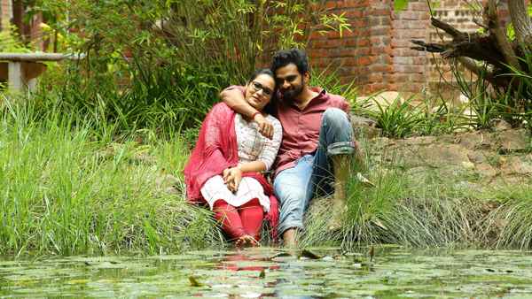 Sila Nerangalil Sila Manidhargal Poster 5