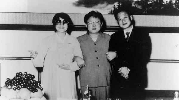 The Lovers and the Despot Poster 1