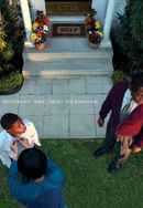 The Strange Thing About the Johnsons Poster 6