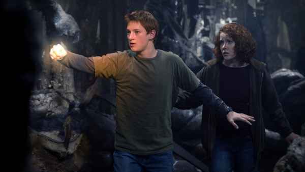 Under the Mountain Poster 4