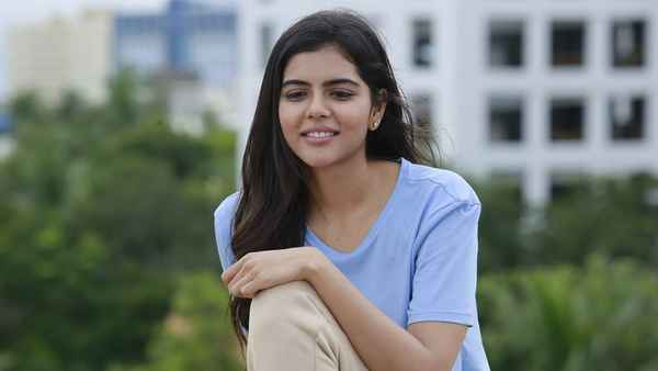 Varane Avashyamund Poster 4