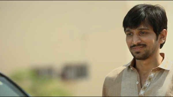 Wrong Side Raju Poster 1