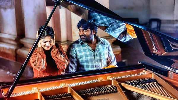 Yaadhum Oore Yaavarum Kelir Poster 1