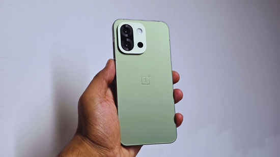 OnePlus 13s vs OnePlus 13R: পুরনো ওয়ানপ্লাস ১৩আর থেকে কতটা আলাদা নতুন কম্প্যাক্ট ওয়ানপ্লাস ১৩এস, দেখে নিন দাম থেকে ফিচারের তুলনা