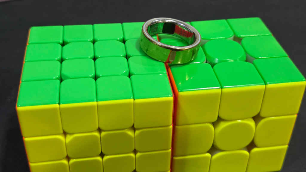 Oura ring with cubes