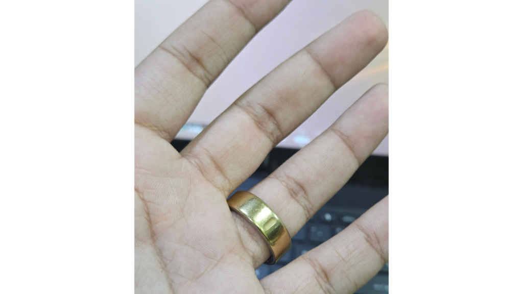 Oura Ring 4 in left hand ring finger