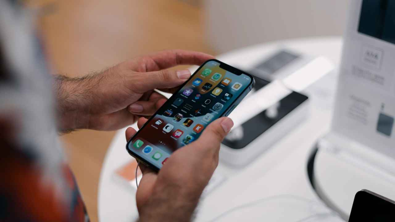 नए साल पर फोन या लैपटॉप खरीदने का है प्लान? फौरन कर लें खरीदारी, जानें क्यों ऐसा कह रहे एक्सपर्ट्स