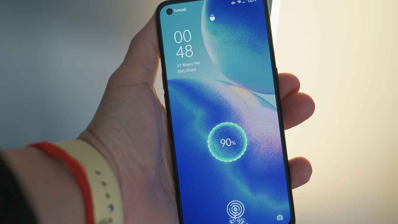 फोन की बैटरी पलक झपकते ही हो रही खत्म? इन 5 सेटिंग को आज ही कर लें चेंज, दिनभर चलेगा मोबाइल