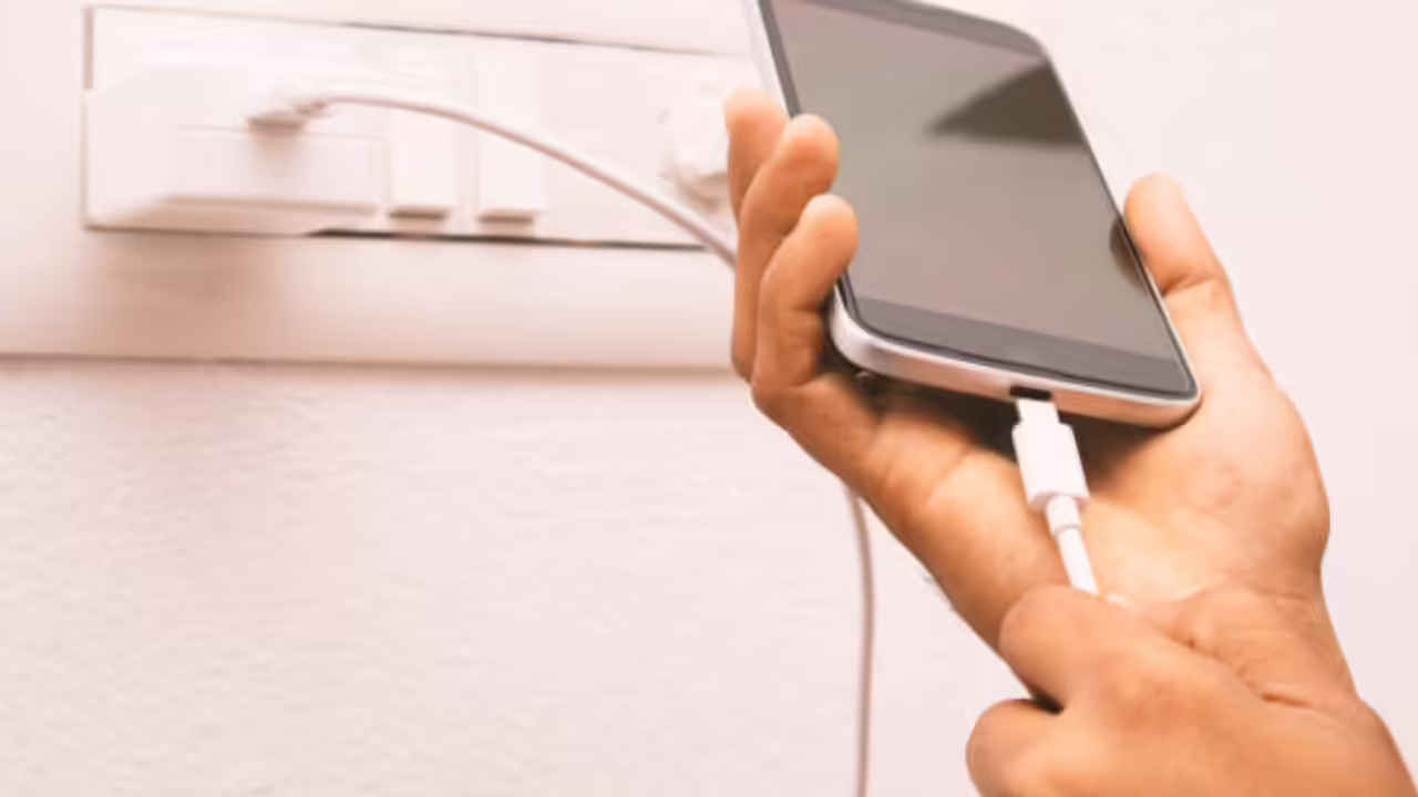 Phone Charging: ಮನೆಯಲ್ಲಿ ಮಕ್ಕಳಿದ್ದರೆ ಈ ತಪ್ಪುಗಳನ್ನು ಮಾಡಲೇಬೇಡಿ! ಕರೆಂಟ್ ಹೊಡೆಯುವ ಸಾಧ್ಯತೆ ಹೆಚ್ಚಾಗಿರುತ್ತೆ!