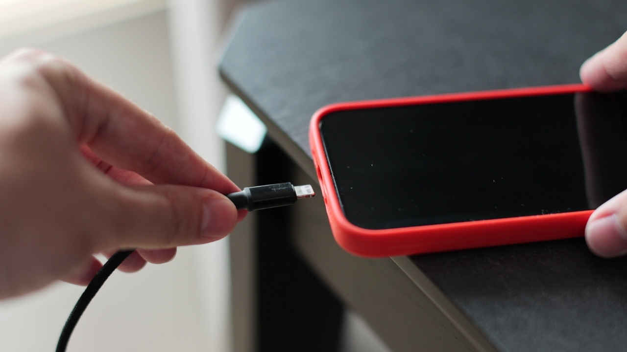 बारिश के मौसम में फोन चार्ज करते वक्त न करें ये गलती! लेने के पड़ जाएंगे देने, इस बात का तो जरूर रखें ख्याल