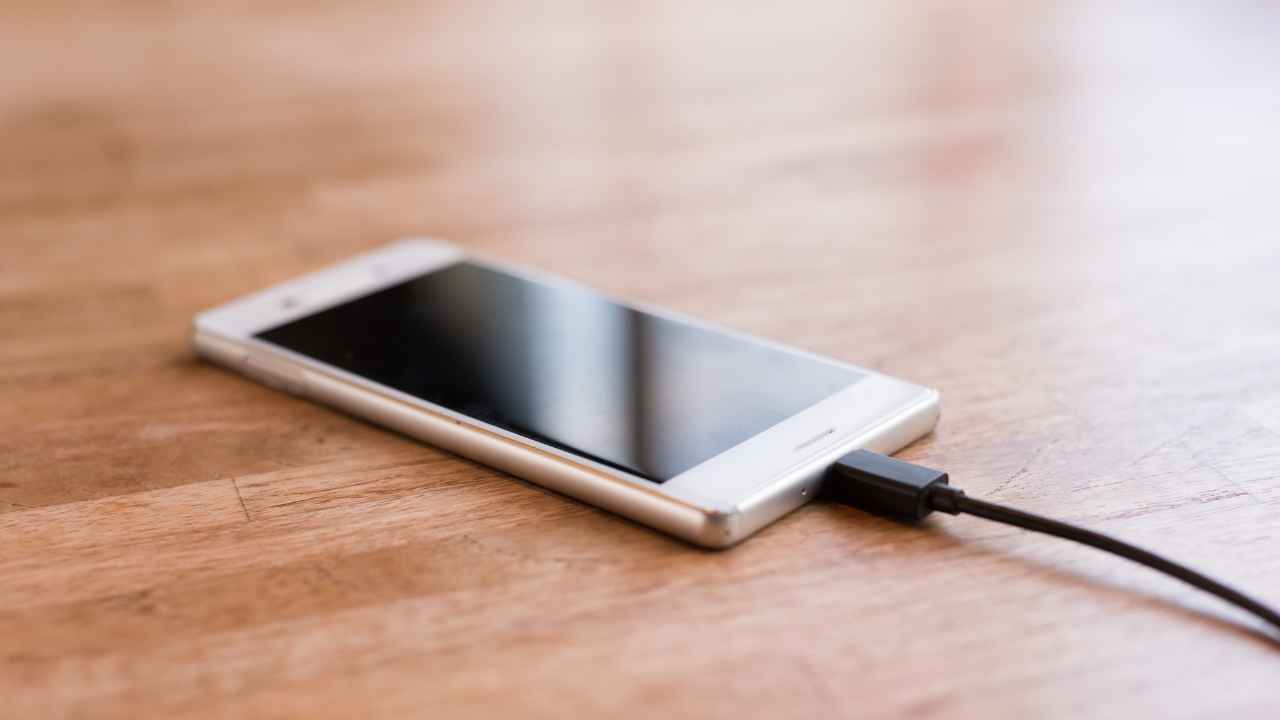 क्या पूरी रात स्मार्टफोन को चार्ज पर लगाकर छोड़ा जा सकता है? अगर आप भी करते हैं ये काम तो जान लें जवाब