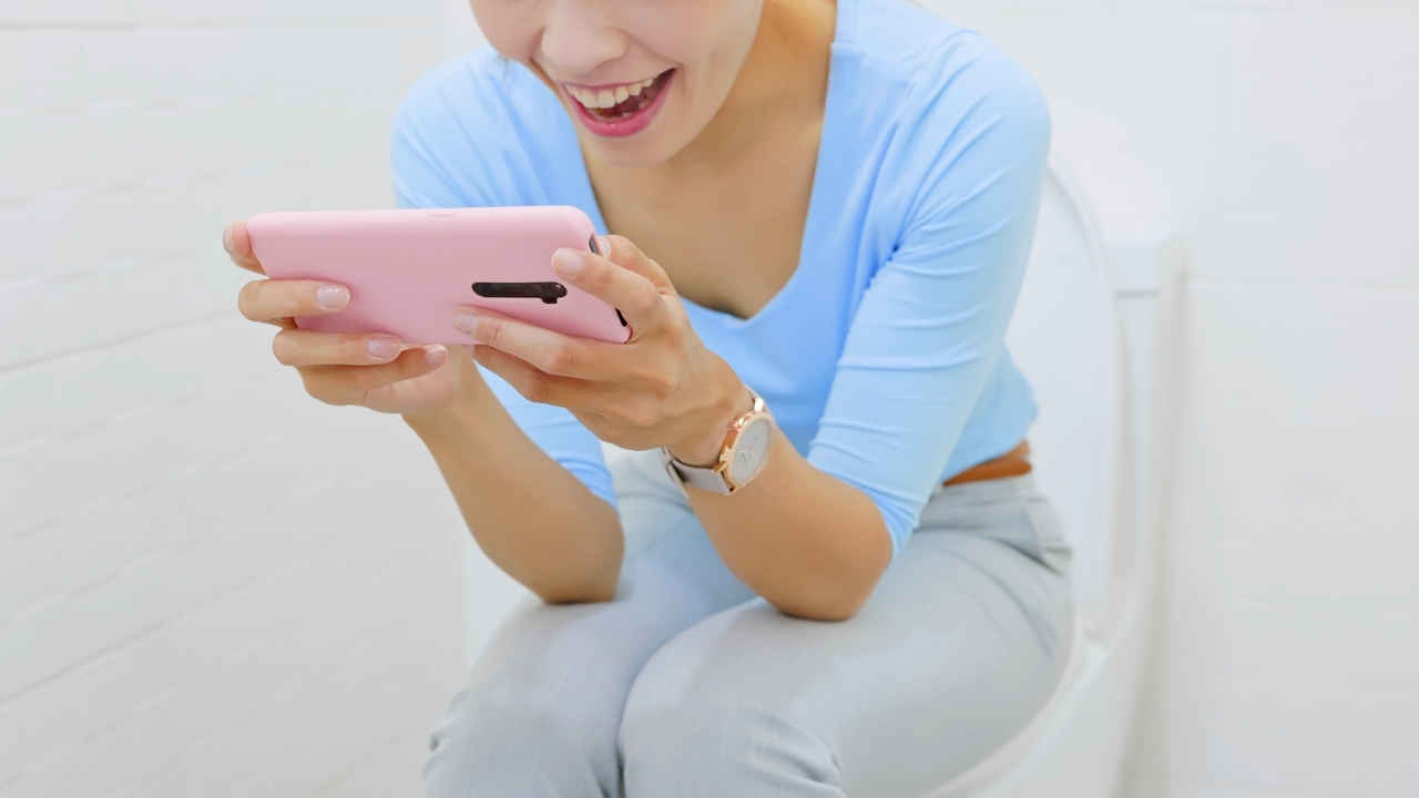 टॉयलेट में आप भी लेकर जाते हैं मोबाइल? आ गई खतरनाक चेतावनी, हो सकती है ये बीमारी, नाम जानकर आज ही छोड़ देंगें ये आदत