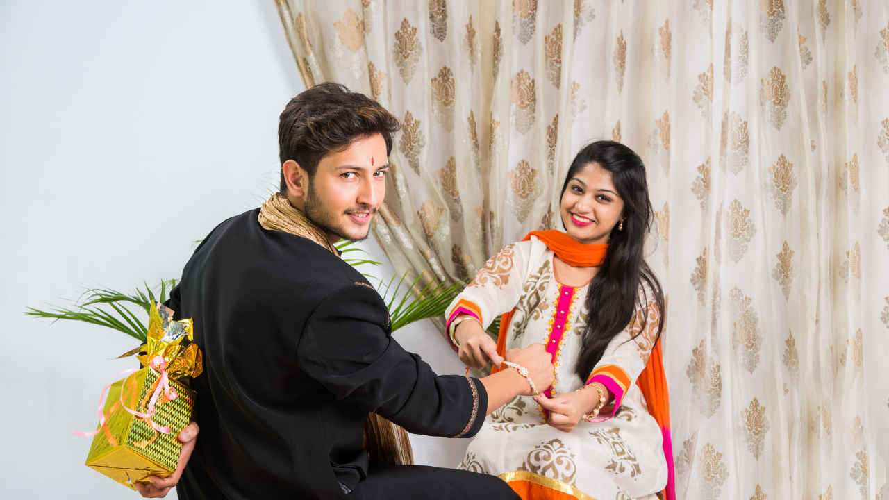 Rakhi 2025: बहन को देने के लिए ढूंढ रहे हैं कुछ खास? ये 7 स्टाइलिश टेक गैजेक्ट्स रहेंगे बेहतरीन गिफ्ट, कीमत भी कम