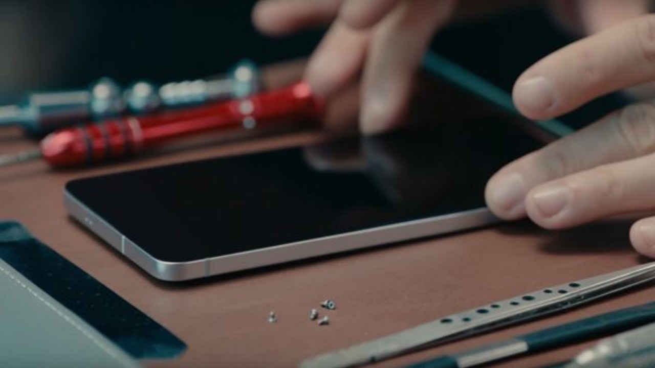 Galaxy S25 Edge Vs iPhone 17 Slim: सबसे पतले फोन की जंग शुरू, कौन मारेगा बाज़ी?