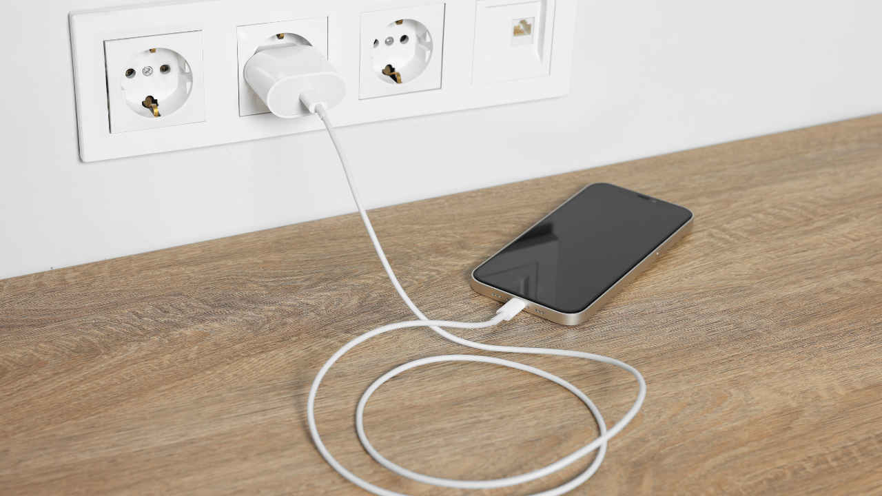 चार्जिंग करते हुए बार-बार गर्म हो रहा फोन? हो सकता है खतरे की घंटी, इन मामूली तरीकों से खत्म करें हीटिंग की समस्या