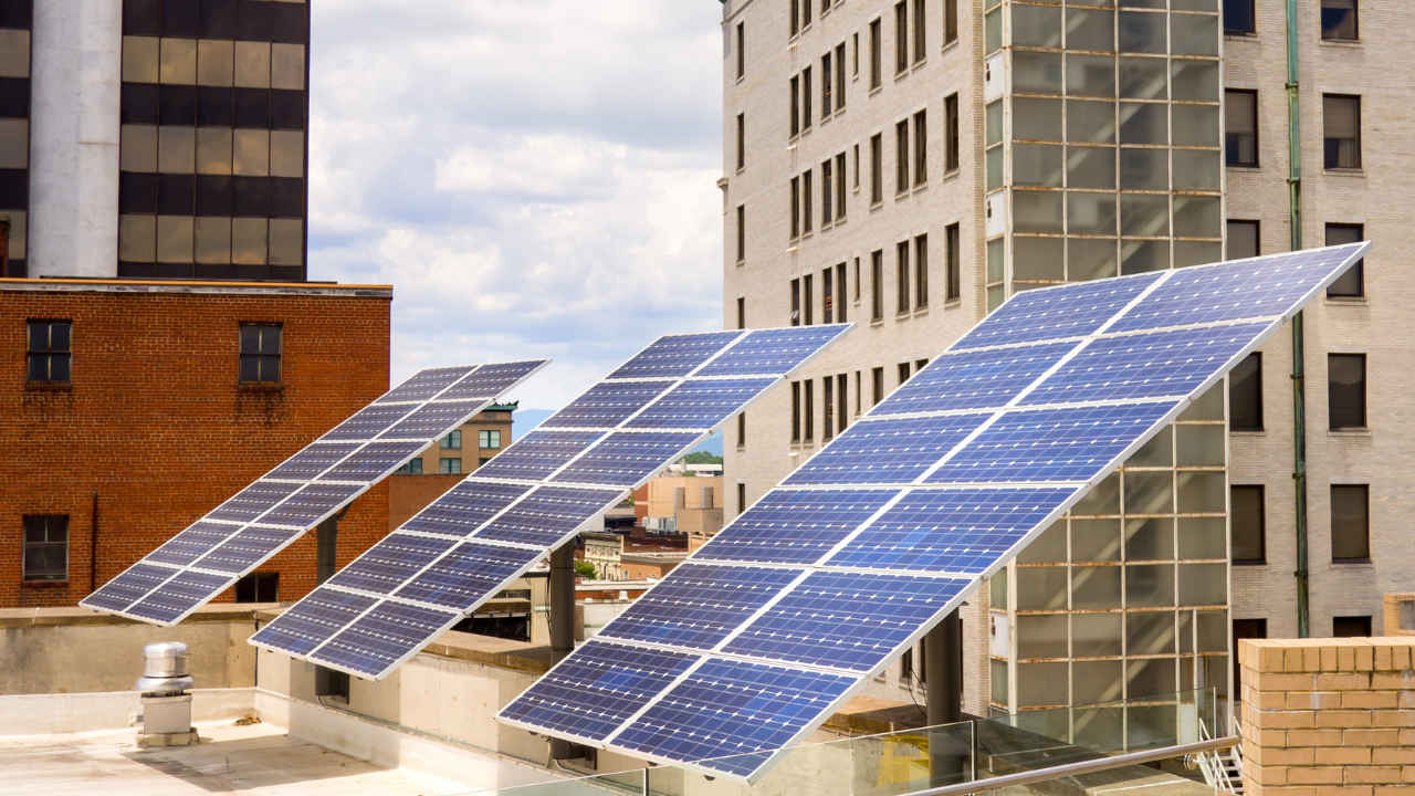 गर्मियों में आसमान छू रहा बिजली बिल? छत पर लगा लें बस ये एक चीज, पूरे घर की बिजली हो जाएगी फ्री