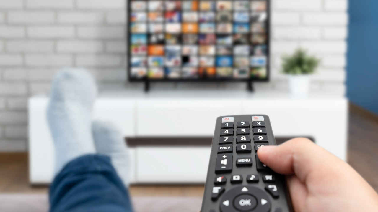 खो गया रिमोट, फोन से कंट्रोल होगा आपका Smart TV, कहीं से भी बदल पाएंगे चैनल, जान लीजिए 4-4 तरीके