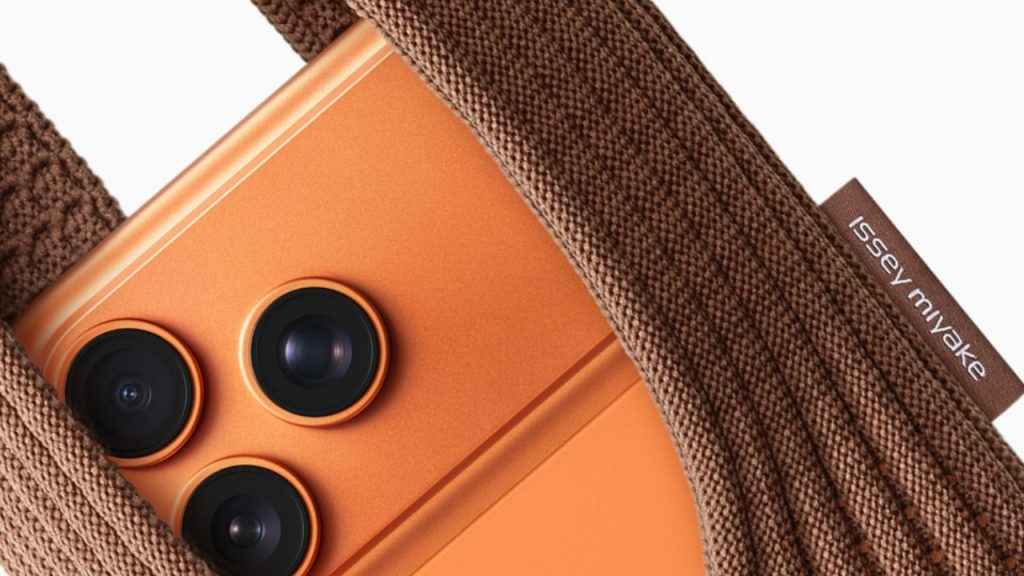 Apple iPhone Pocket launched at rs 26000 Hangs On Your Shoulder Like A Purse know everything