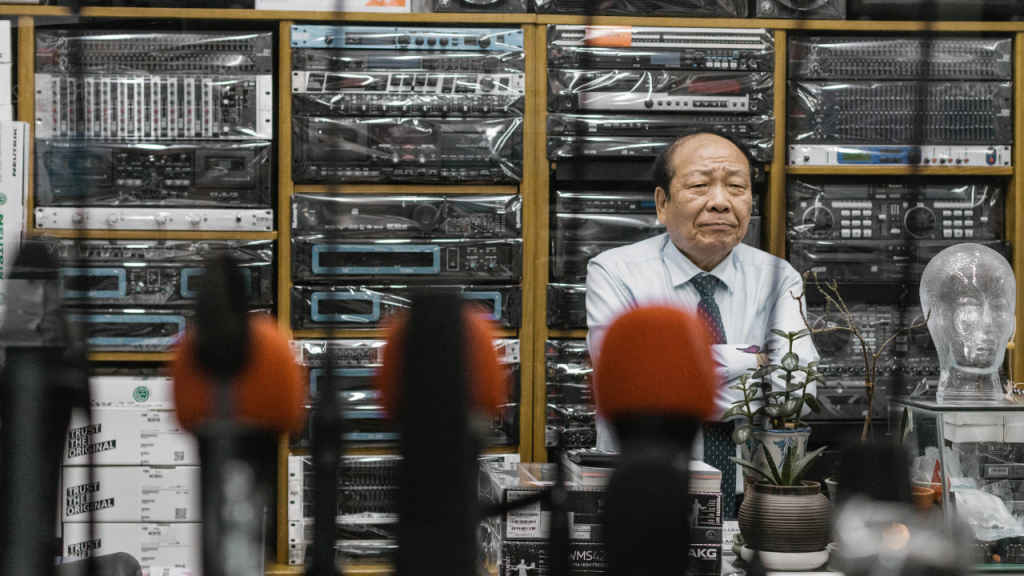 Trustworthy seller is the most important aspect while buying a refurbished laptop