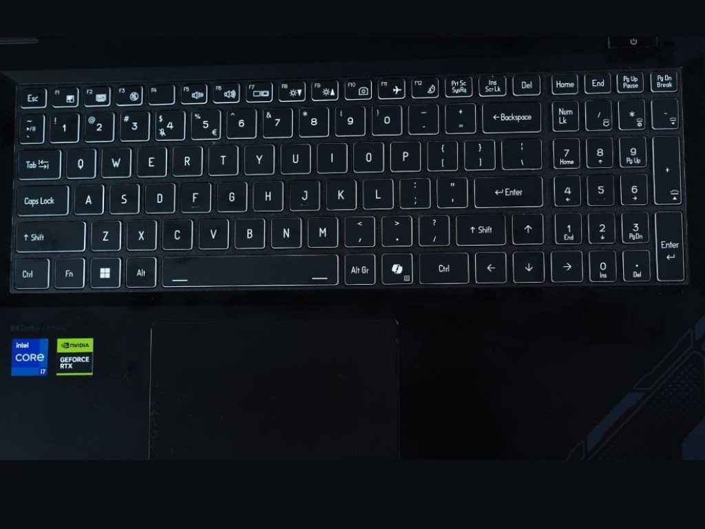 Gigabyte G6X 9MG Review: Keyboard closeup