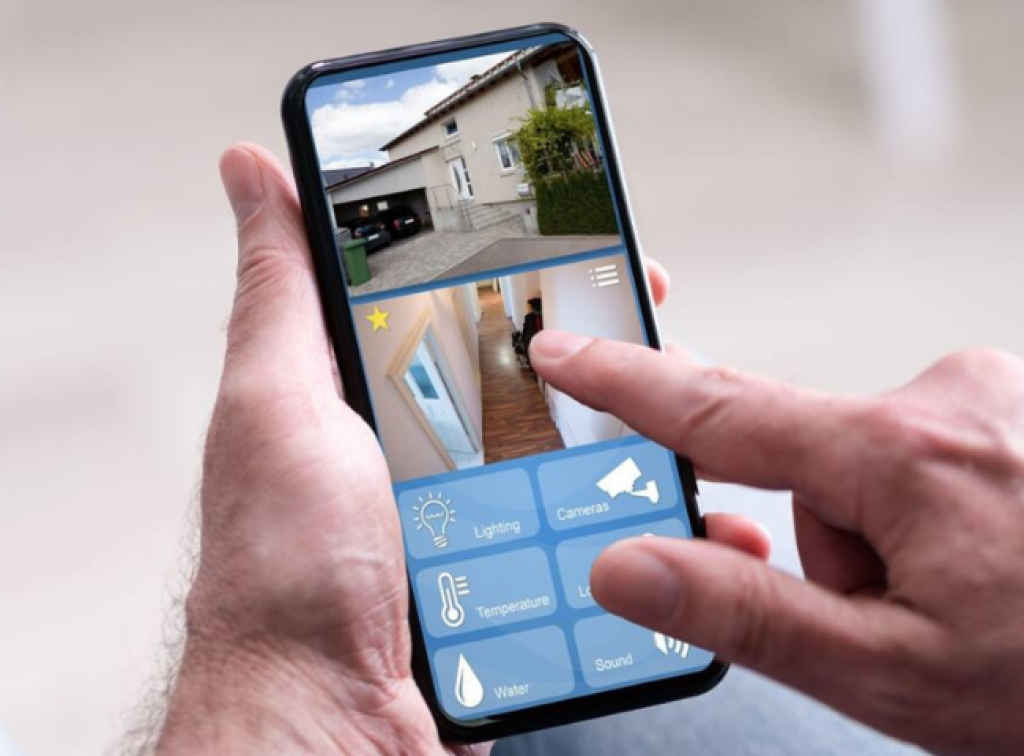 Smartphone into CCTV