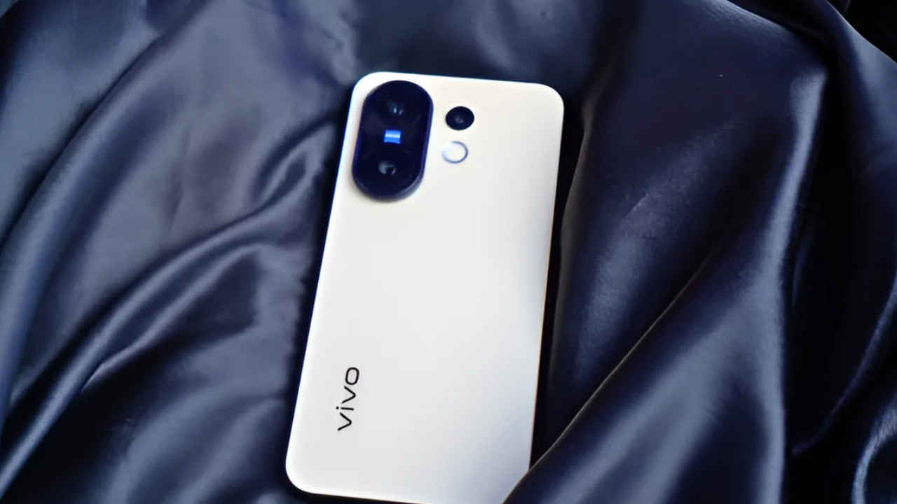 কমপ্যাক্ট ফ্ল্যাগশিপ Vivo X200 FE স্মার্টফোনের আজ থেকে সেল শুরু, 6000 টাকা ছাড়ে কেনার সুযোগ