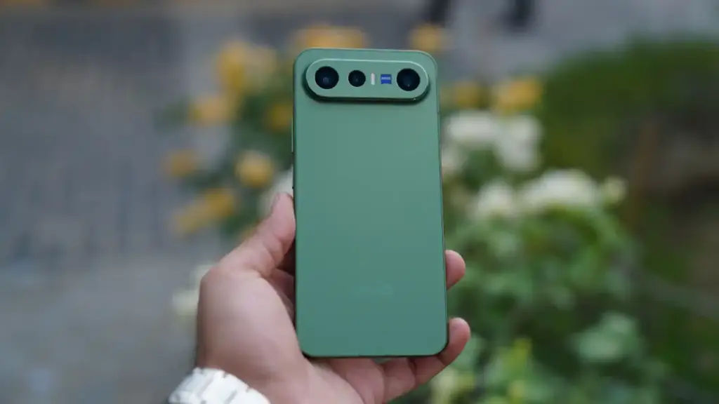Vivo X300 FE green color