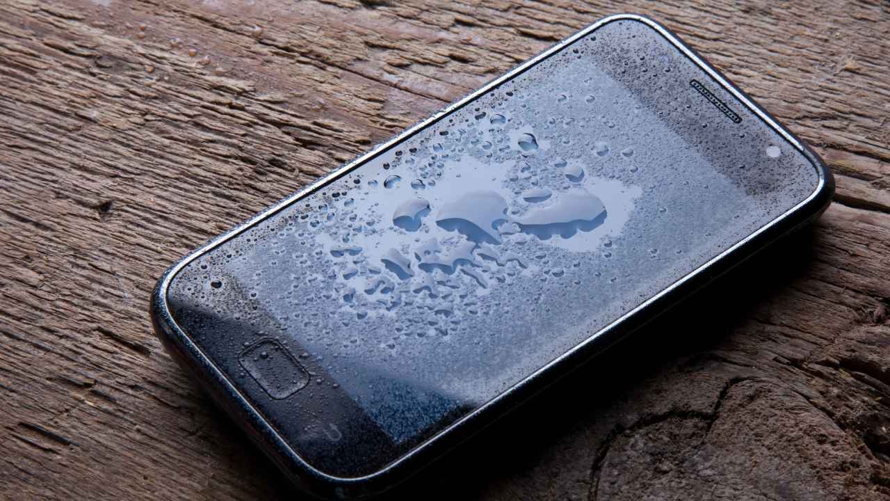 बारिश में स्मार्टफोन हो जाएगा खराब.. गलती से भी न करें ये काम, जानें सुरक्षित रखने के ये आसान उपाय