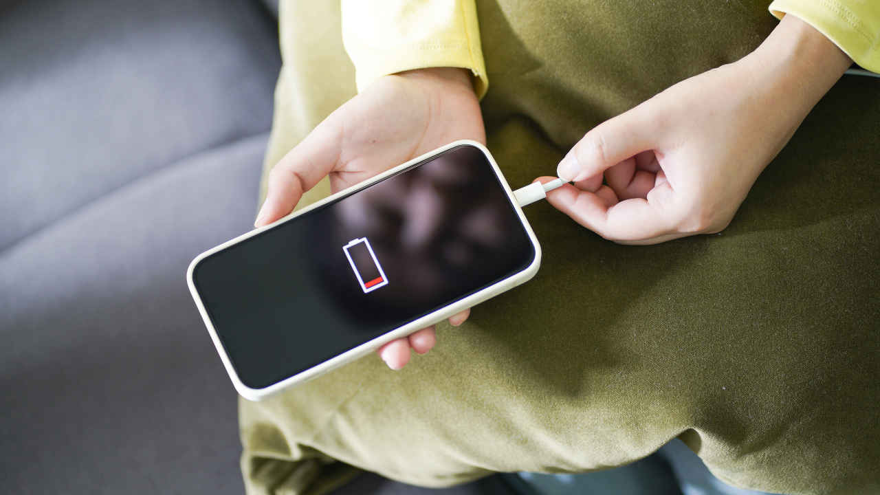 ನಿಮ್ಮ ಫೋನ್‌ನಲ್ಲಿರುವ ಈ 5 ಫೀಚರ್‌ಗಳು Phone ಬ್ಯಾಟರಿಯನ್ನು ವೇಗವಾಗಿ ಖಾಲಿ ಮಾಡುತ್ತಿದೆ | Tech News