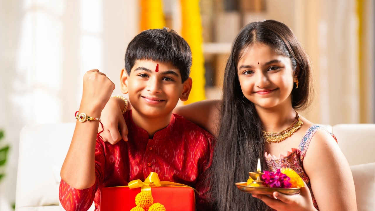 Bhai Dooj 2025 Wishesh: टॉप-50 यूनिक भाई-दूज विशेज, Facebook-WhatsApp स्टेटस, नोट कर लें तिलक का शुभ मुहूर्त