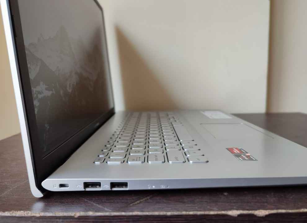 ASUS Vivobook 17 Review Review : Size Above All