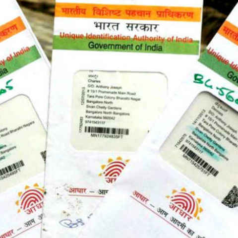 UIDAI की ट्विटर पर चेतावनी, अब मान्य नहीं होगा प्लास्टिक Aadhaar Card