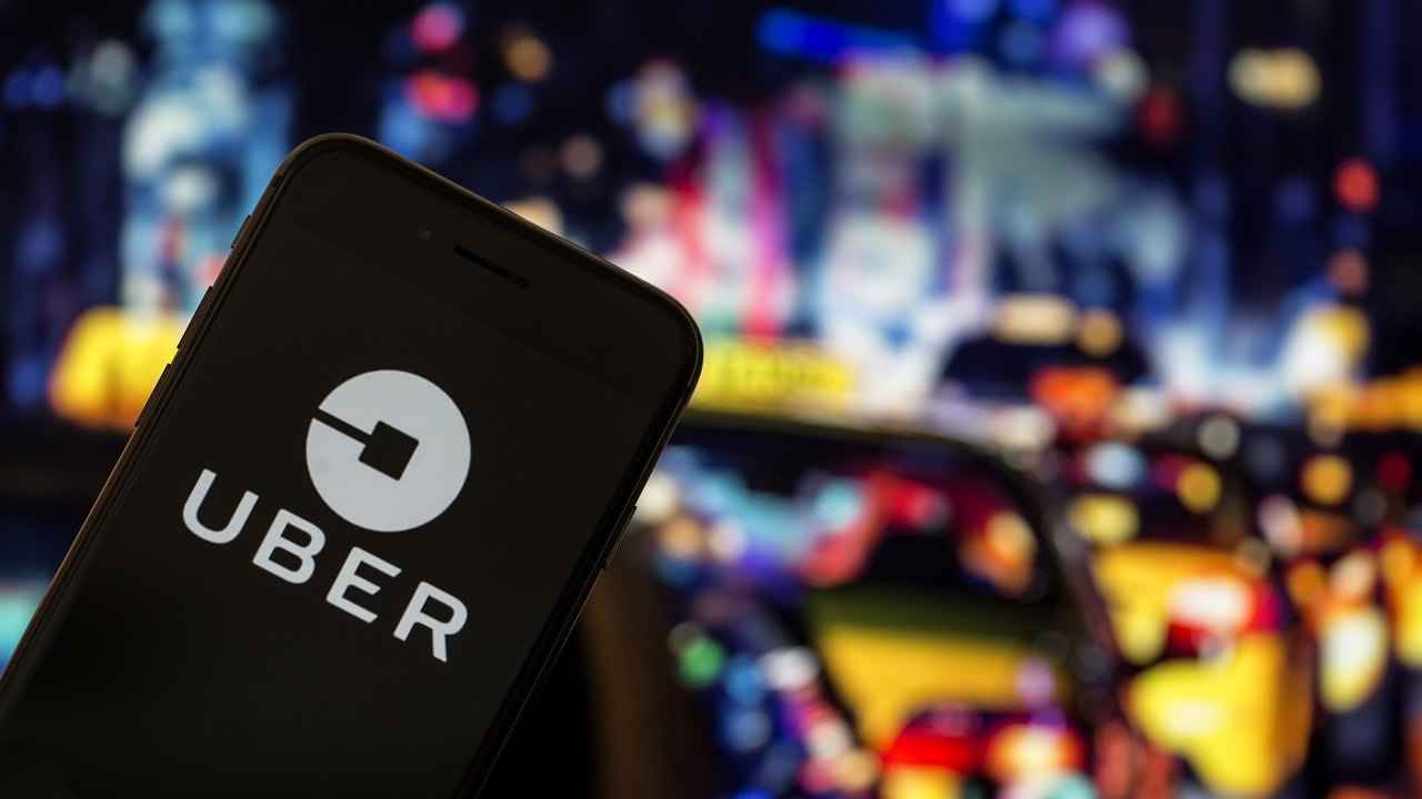 Uber போட்டியாளரான Lyft பொருளாதார வீழ்ச்சியால் ஹயரிங்கை நிறுத்தியுள்ளது.